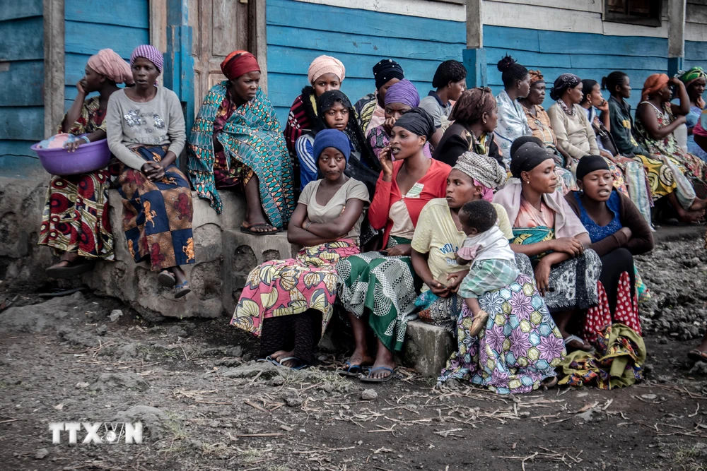 Người dân bị mất nhà cửa do núi lửa Nyiragongo phun trào, đợi nhận hàng cứu trợ tại Goma, CHDC Congo, ngày 26/5/2021. (Ảnh: AFP/TTXVN)