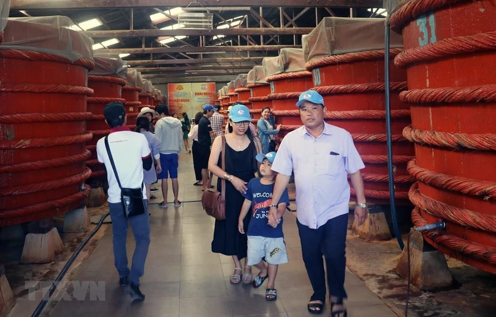 Khách du lịch tham quan khu sản xuất nước mắm tại Nhà thùng nước mắm Khải Hoàn trên đảo Phú Quốc. (Ảnh: Lê Huy Hải/TTXVN)