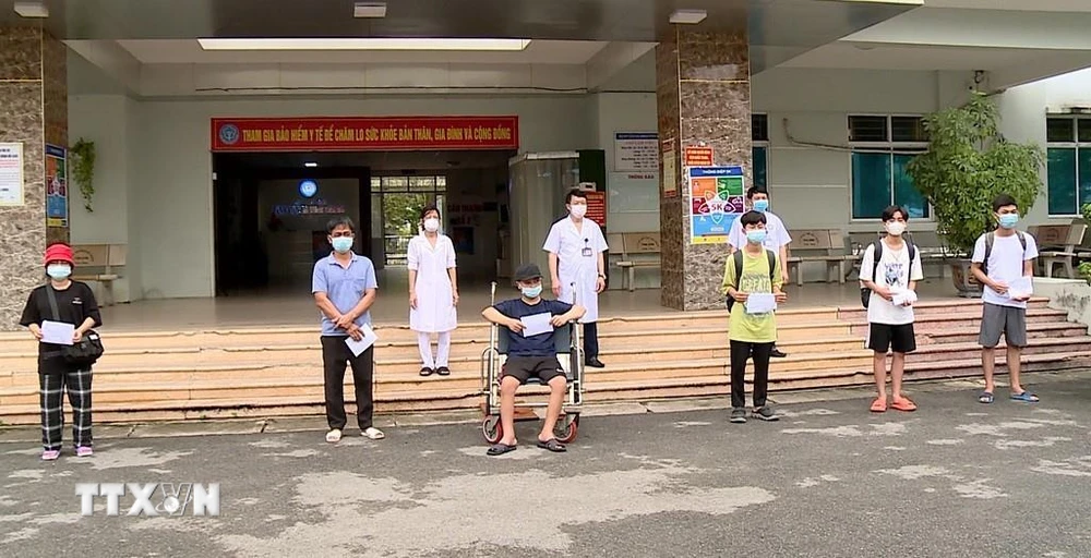 Các bệnh nhân tại Bệnh viện Dã chiến số 1 tỉnh Bắc Ninh xuất viện sau khi được điều trị khỏi COVID-19 ngày 24/5. (Ảnh: Thanh Thương- TTXVN)