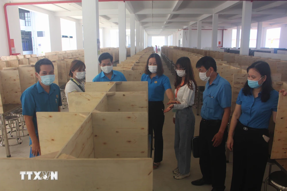 Đoàn kiểm tra bếp ăn của Công ty Giày ADIANA (xã Thọ Dân, huyện Triệu Sơn, tỉnh Thanh Hóa) thiết bị phòng chống dịch. (Ảnh: Khiếu Tư/TTXVN)