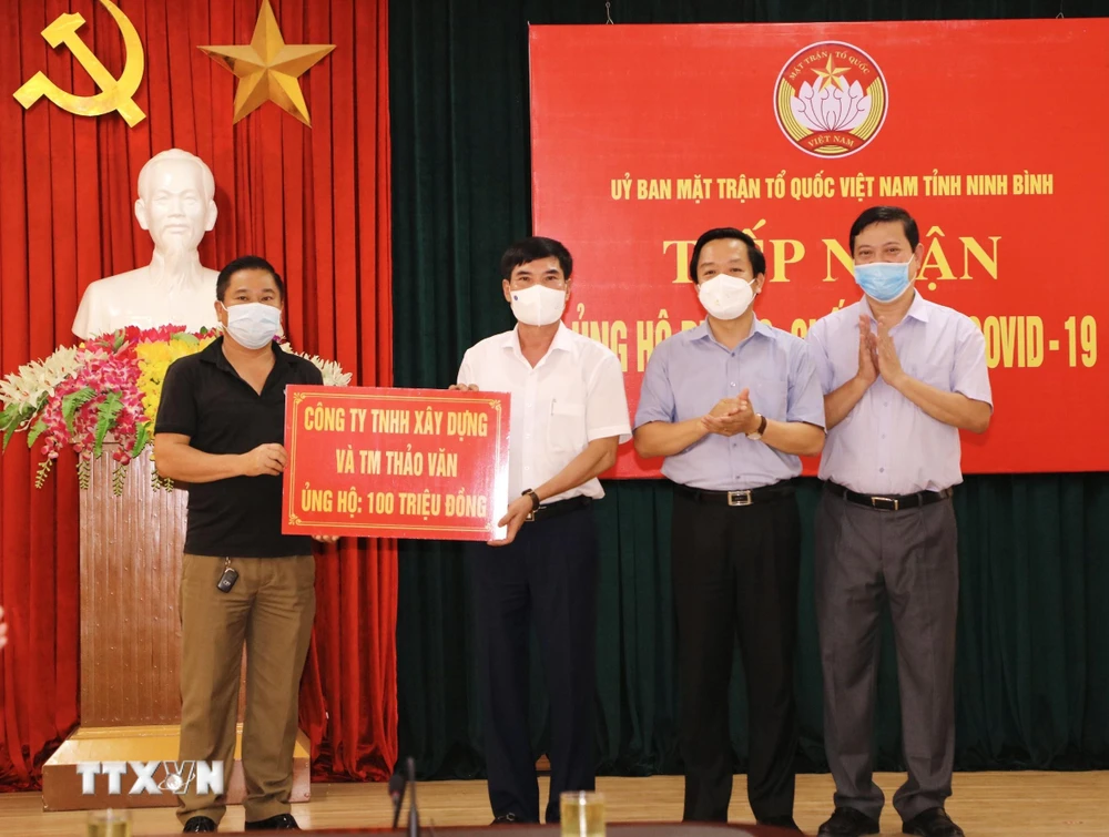 Ủy ban MTTQ Việt Nam tỉnh Ninh Bình tiếp nhận ủng hộ từ doanh nghiệp trên địa bàn. (Ảnh: Đức Phương/TTXVN)