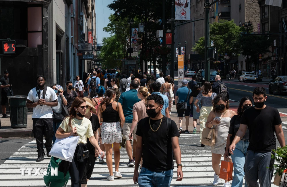 Người dân di chuyển trên một tuyến phố mua sắm ở New York, Mỹ ngày 7/6/2021. (Ảnh: AFP/TTXVN)