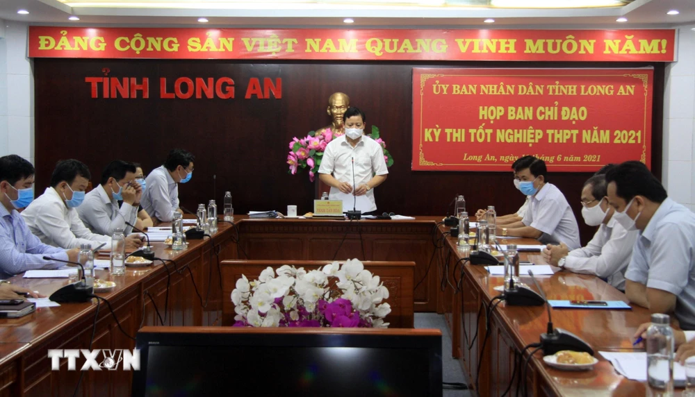 Ông Phạm Tấn Hòa, Phó Chủ tịch UBND tỉnh Long An chỉ đạo tại hội nghị về công tác chuẩn bị kỳ thi tốt nghiệp Trung học phổ thông năm 2021 tại địa bàn. (Ảnh: Đức Hạnh/TTXVN)