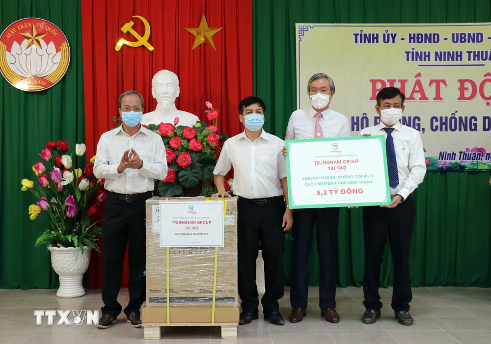 Các doanh nghiệp tỉnh Ninh Thuận ủng hộ kinh phí, vật chất phòng, chống dịch COVID-19. (Ảnh: Công Thử/TTXVN)