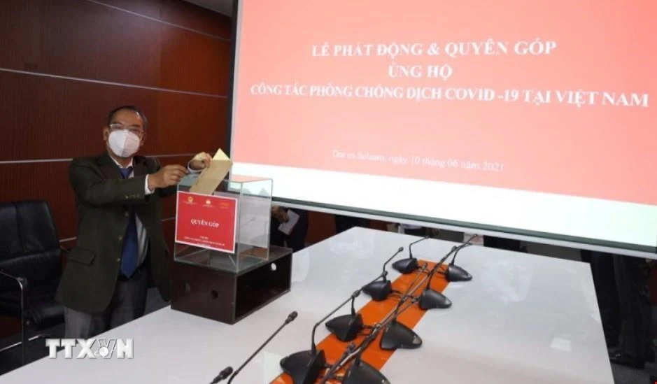 Đại sứ Việt Nam tại Tanzania quyên góp ủng hộ Quỹ phòng, chống COVID-19. (Ảnh: Đình Lượng/TTXVN)