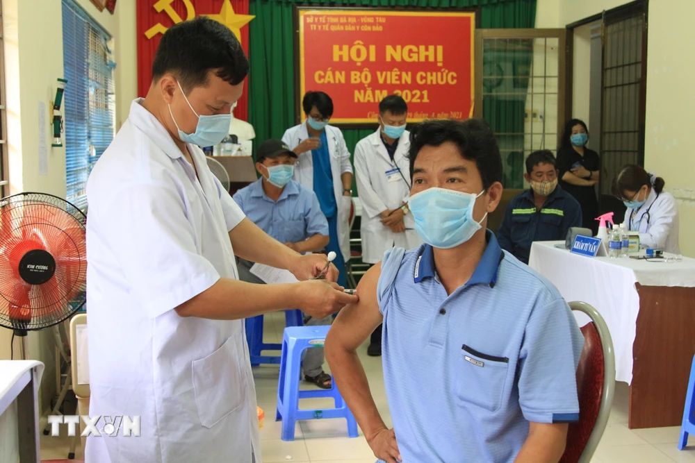 Các nhân viên y tế tiêm vaccine phòng COVID-19 cho người dân tại Trung tâm Y tế Quân dân Y huyện Côn Đảo tuân thủ nghiêm ngặt quy trình của Bộ Y tế. (Ảnh: TTXVN)