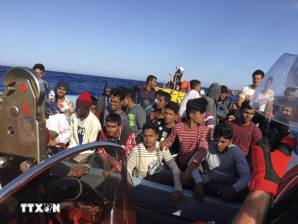 Người di cư được cứu tại khu vực ngoài khơi Libya ngày 25/6/2020. (Ảnh: AFP/TTXVN)