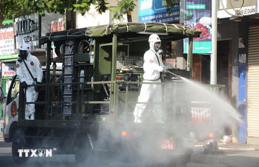 Xe đặc chủng của Binh chủng hóa học (Bộ Quốc phòng) phun khử khuẩn tại các khu vực nóng có ca dương tính tại Đà Nẵng. (Ảnh: Văn Dũng/TTXVN)