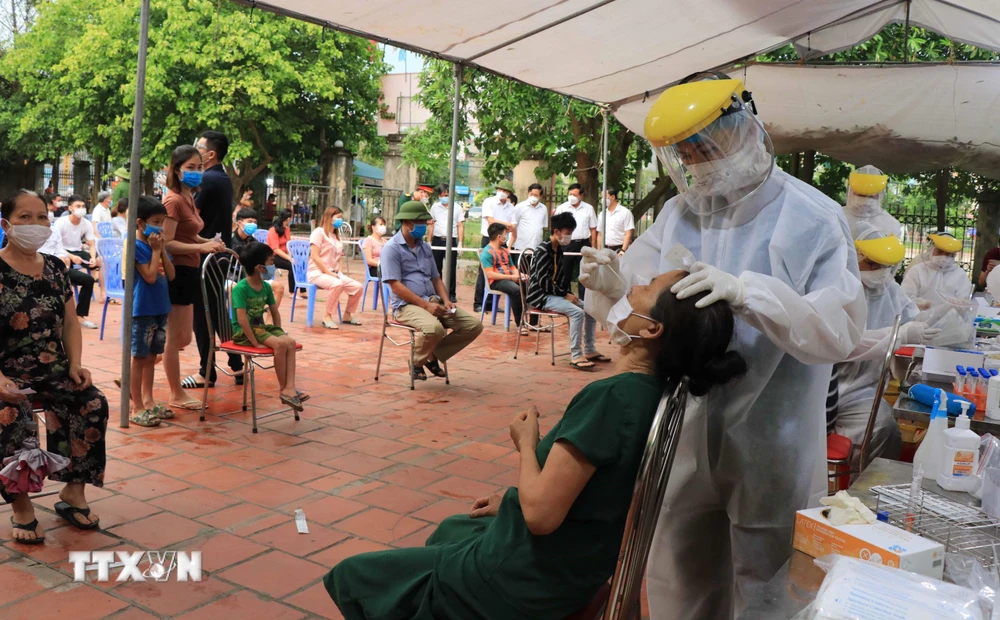 Lấy mẫu xét nghiệm SARS-CoV-2 cho người dân thành phố Bắc Ninh. (Ảnh: Thanh Thương/TTXVN)