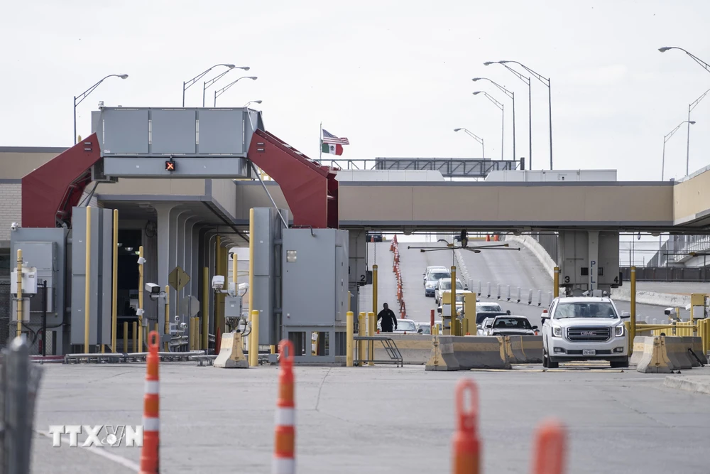 Cửa khẩu biên giới Mỹ-Mexico tại bang Texas (Mỹ) đóng cửa đối với hoạt động đi lại không thiết yếu giữa hai nước nhằm ngăn chặn sự lây lan của dịch COVID-19, ngày 21/3/2020. (Ảnh: AFP/TTXVN)