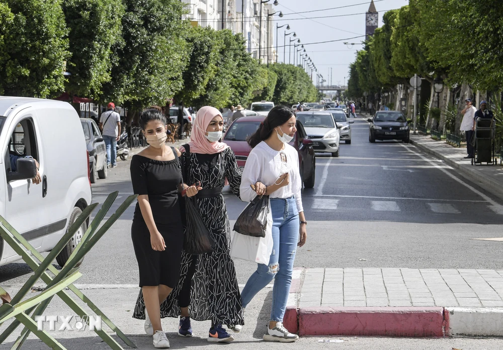 Người dân đeo khẩu trang phòng dịch COVID-19 tại Tunis, Tunisia. (Ảnh: AFP/TTXVN)