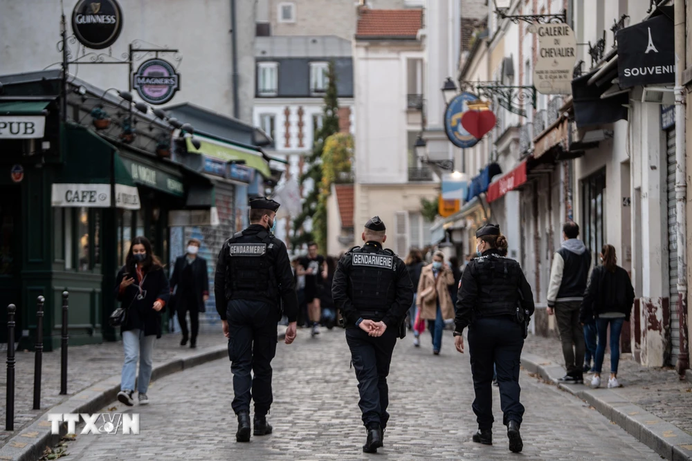 Cảnh sát Pháp tuần tra để nhắc nhở người dân tuân thủ các quy định nghiêm ngặt về phòng dịch COVID-19 tại Paris, ngày 14/11/2020. (Ảnh: AFP/TTXVN)