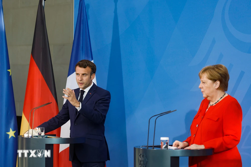 Tổng thống Pháp Emmanuel Macron (trái) và Thủ tướng Đức Angela Merkel tại cuộc họp báo ở Brussels, Bỉ ngày 18/6/2021. (Ảnh: AFP/TTXVN)