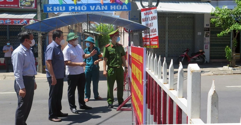 Lãnh đạo tỉnh Phú Yên kiểm tra việc thực hiện phong tỏa tại khu dân cư ở tuyến đường Trần Phú. (Ảnh: Xuân Triệu/TTXVN)