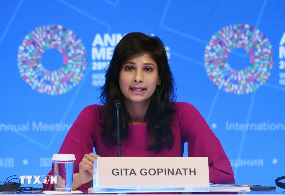 Bà Gita Gopinath, nhà kinh tế trưởng tại Quỹ Tiền tệ quốc tế (IMF), phát biểu trong cuộc họp báo ở Washington, DC, Mỹ. (Ảnh: AFP/TTXVN)