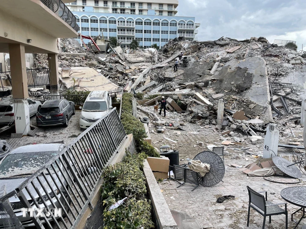 Hiện trường vụ sập nhà tại Miami, bang Florida, Mỹ, ngày 24/6/2021. (Ảnh: THX/TTXVN)