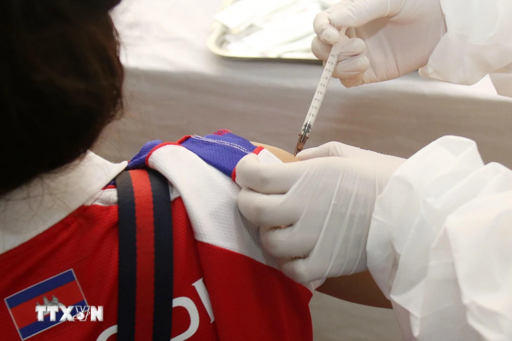 Tiêm vaccine ngừa COVID-19 tại Phnom Penh, Campuchia. (Ảnh: THX/TTXVN)
