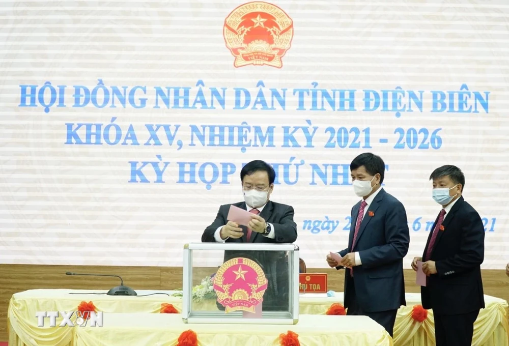 Các đại biểu bỏ phiếu bầu các chức danh chủ chốt HĐND và UBND tỉnh Điện Biên. (Ảnh: Xuân Tư/TTXVN)