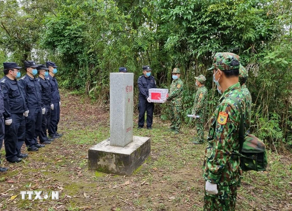 Đồn Biên phòng Sen Thượng (Bộ đội Biên phòng tỉnh Điện Biên, Việt Nam) và Đại đội quản lý biên giới Giang Thành (Chi đội quản lý biên giới Phổ Nhĩ, Trung Quốc) tuần tra song phương. (Ảnh: TTXVN phát)