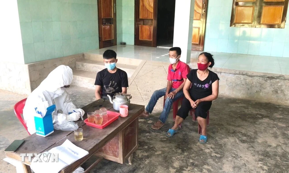 Ba người dân huyện Bố Trạch, Quảng Bình bị xử phạt 15 triệu đồng vì vi phạm các quy định trong phòng, chống dịch COVID-19. (Ảnh: TTXVN phát)