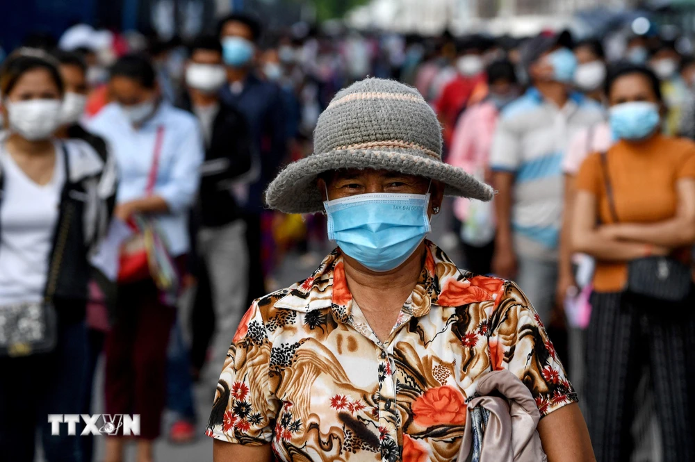 Người dân xếp hàng chờ được tiêm vaccine ngừa COVID-19 tại Phnom Penh, Campuchia ngày 31/5/2021. (Ảnh: AFP/TTXVN)
