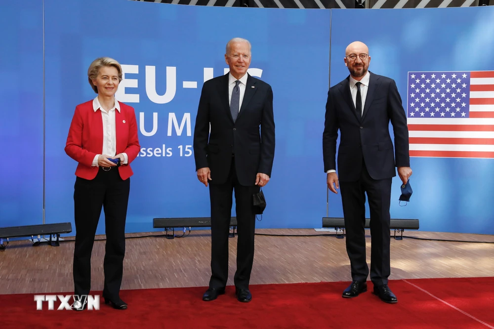Chủ tịch Ủy ban châu Âu Ursula von der Leyen (trái), Tổng thống Mỹ Joe Biden (giữa) và Chủ tịch Hội đồng châu Âu Charles Michel (phải) tại cuộc gặp ở Brussels, Bỉ ngày 15/6/2021. (Ảnh: THX/TTXVN)