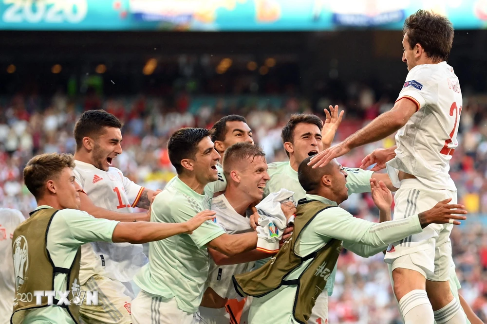 Niềm vui của các cầu thủ Tây Ban Nha sau bàn thắng nâng tỷ số lên 5-3 trước Croatia trong trận đấu ở vòng 16 đội. (Ảnh: AFP/TTXVN)