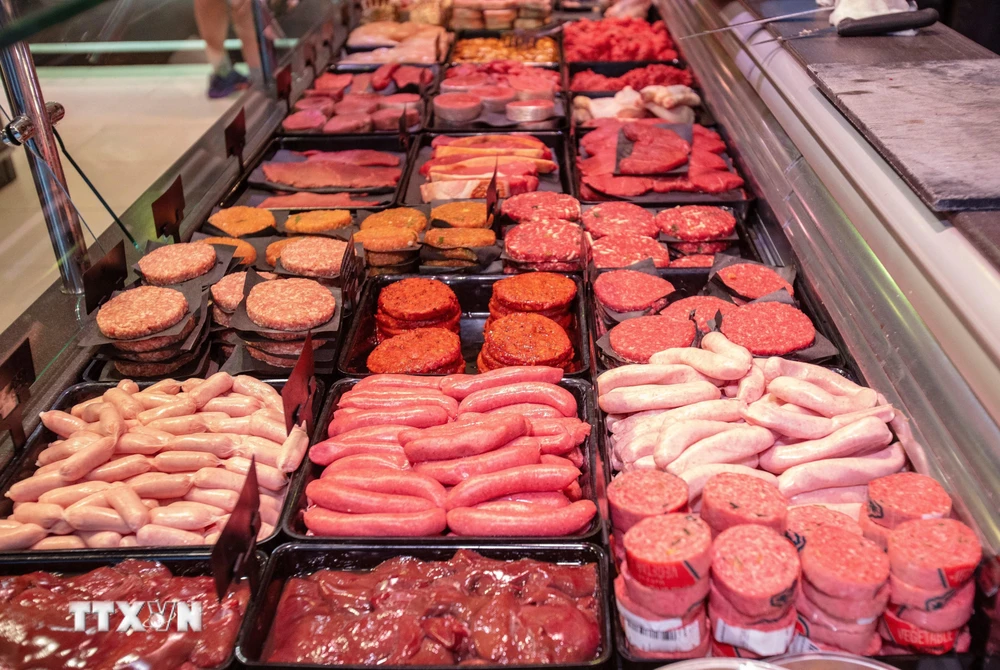 Các sản phẩm thịt chế biến được bày bán tại cửa hàng thịt ở Ballymena, Bắc Ireland, ngày 10/12/2020. (Ảnh: AFP/TTXVN)