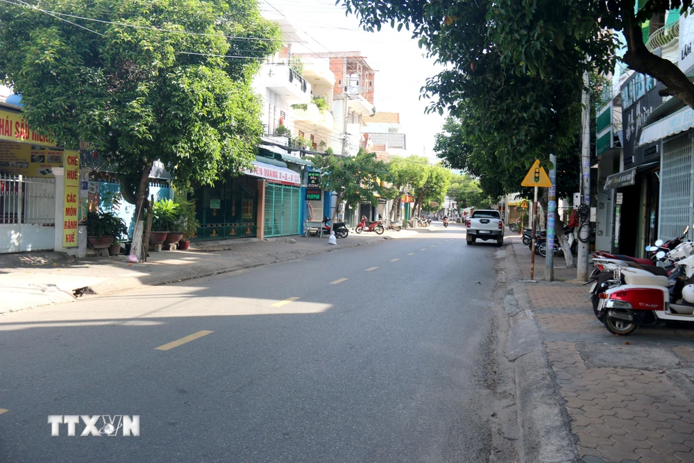 Nhiều tuyến đường trong trung tâm thành phố Phan Thiết vắng vẻ do người dân thực hiện giãn cách xã hội để phòng, chống dịch COVID-19. (Ảnh: Nguyễn Thanh/TTXVN)