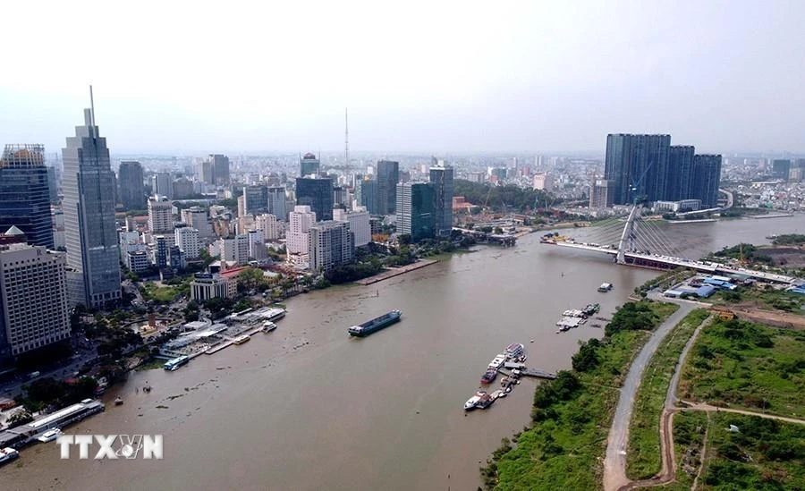 Khu trung tâm quận 1, TP Hồ Chí Minh bên bờ sông Sài Gòn. (Ảnh Thanh Vũ/TTXVN)