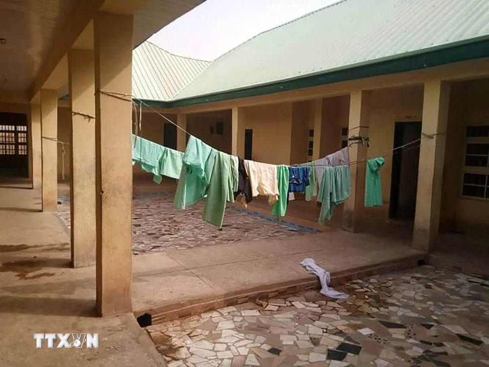 Cảnh vắng vẻ tại một trường học ở Jangede, tây bắc Nigeria, sau khi hơn 300 nữ sinh tại trường học này bị các tay súng bắt cóc ngày 26/2/2021. (Ảnh: AFP/TTXVN)