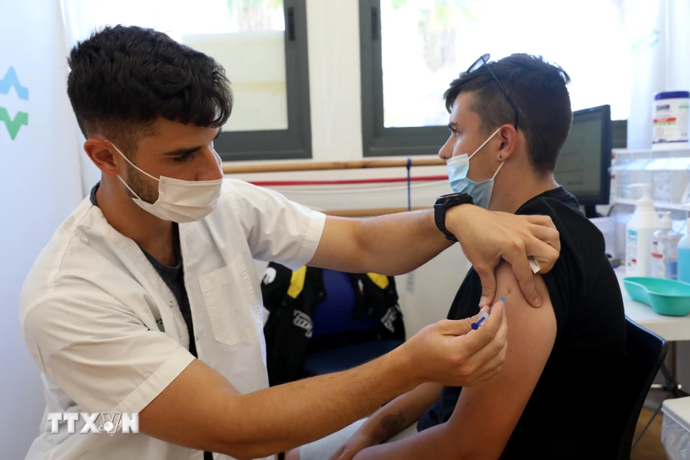 Nhân viên y tế tiêm vaccine phòng COVID-19 cho người dân tại Petah Tikva, Israel, ngày 6/6/2021. (Ảnh: THX/TTXVN)