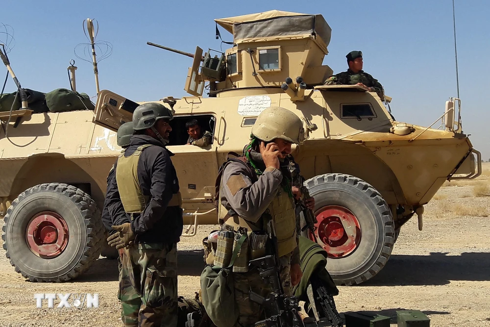 Lực lượng an ninh Afghanistan được triển khai tại khu vực Busharan, ngoại ô Lashkar Gah, tỉnh Helmand, trong cuộc giao tranh với Taliban ngày 5/5/2021. (Ảnh: AFP/TTXVN)