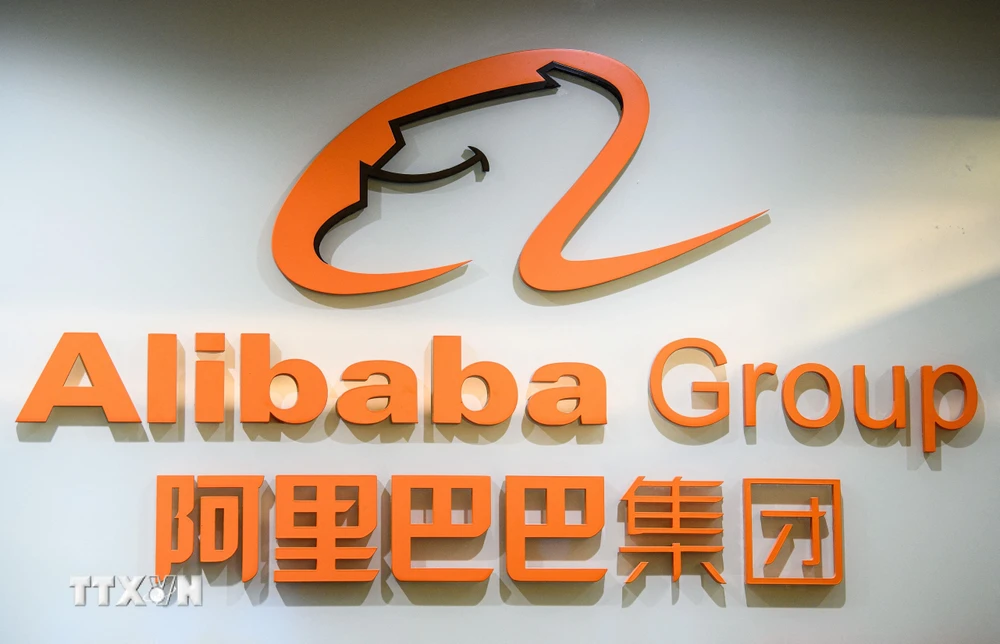 Biểu tượng của tập đoàn Alibaba tại văn phòng ở Hong Kong, Trung Quốc. (Ảnh: AFP/TTXVN)