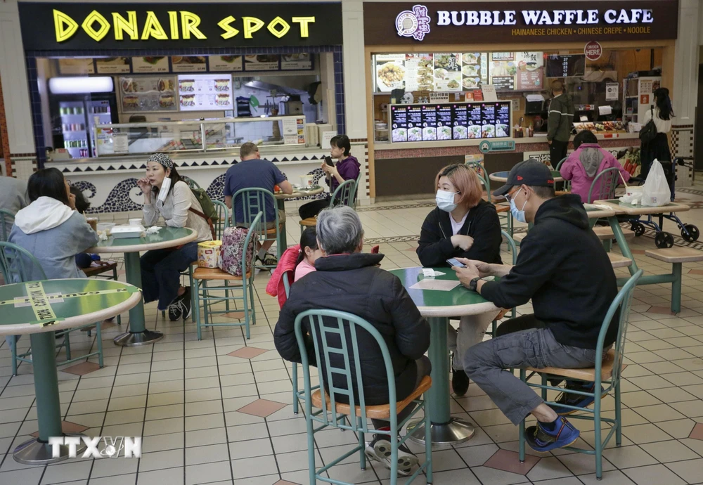 Người dân dùng bữa bên trong một trung tâm thương mại ở Richmond, British Columbia, Canada, ngày 26/5/2021. (Ảnh: THX/TTXVN)