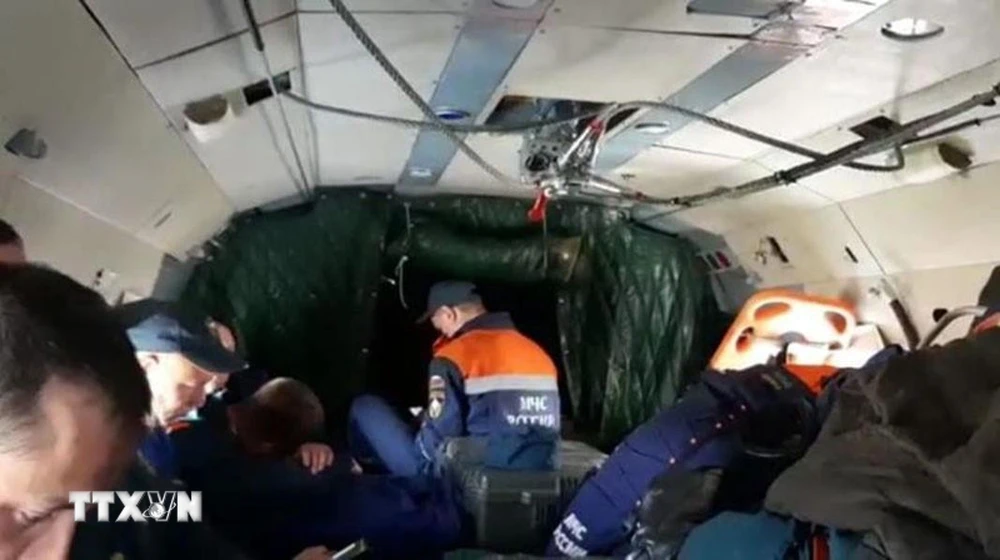 Lực lượng cứu hộ được triển khai tới khu vực máy bay Antonov An-26 của Nga mất tích tại Kamchatka ngày 6/7/2021. (Ảnh: EMERCOM/TTXVN)