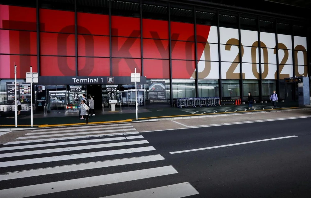 Một quảng cáo cho Thế vận hội Olympic và Paralympic Tokyo 2020 được hiển thị tại sân bay quốc tế Narita. (Nguồn: Reuters)