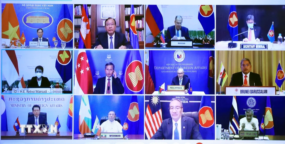 Bộ trưởng Ngoại giao các nước dự Hội nghị Bộ trưởng Ngoại giao đặc biệt ASEAN-Nga theo hình thức trực tuyến chiều 6/7. (Ảnh: Lâm Khánh/TTXVN)