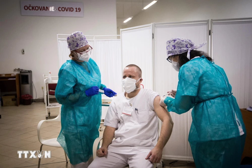 Nhân viên y tế tiêm vaccine ngừa COVID-19 tại Nitra, Slovakia. (Ảnh: AFP/TTXVN)