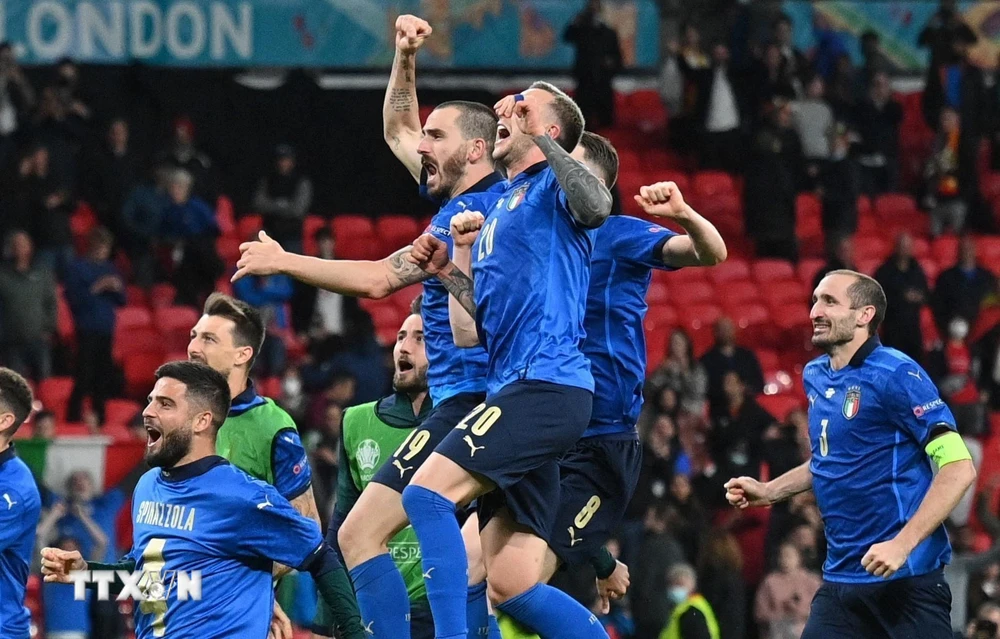 Các tuyển thủ Italy ăn mừng chiến thắng nghẹt thở trước Tây Ban Nha trong trận bán kết EURO 2020 trên sân Wembley (Anh) ngày 6/7/2021. (Ảnh: AFP/TTXVN)