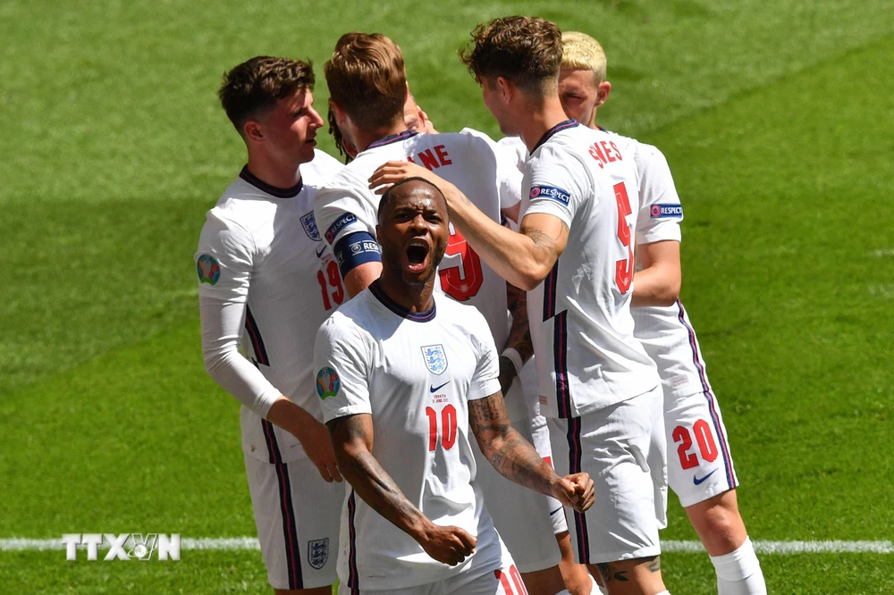 Niềm vui của tiền đạo Raheem Sterling (trước), đội tuyển Anh sau khi ghi bàn thắng trong trận gặp Croatia, Bảng D Giải vô địch bóng đá châu Âu EURO 2020 trên sân vận động Wembley ở London, Anh, ngày 13/6/2021. (Ảnh: AFP/TTXVN)