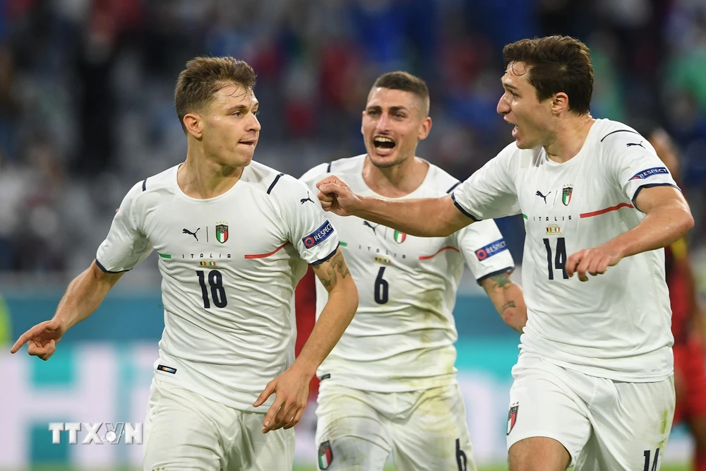 Pha ăn mừng bàn thắng mở tỷ số của tiền vệ Italy Nicolo Barella (trái) trong trận tứ kết EURO 2020 gặp tuyển Bỉ ở Munich, Đức ngày 2/7/2021. (Ảnh: AFP/TTXVN)