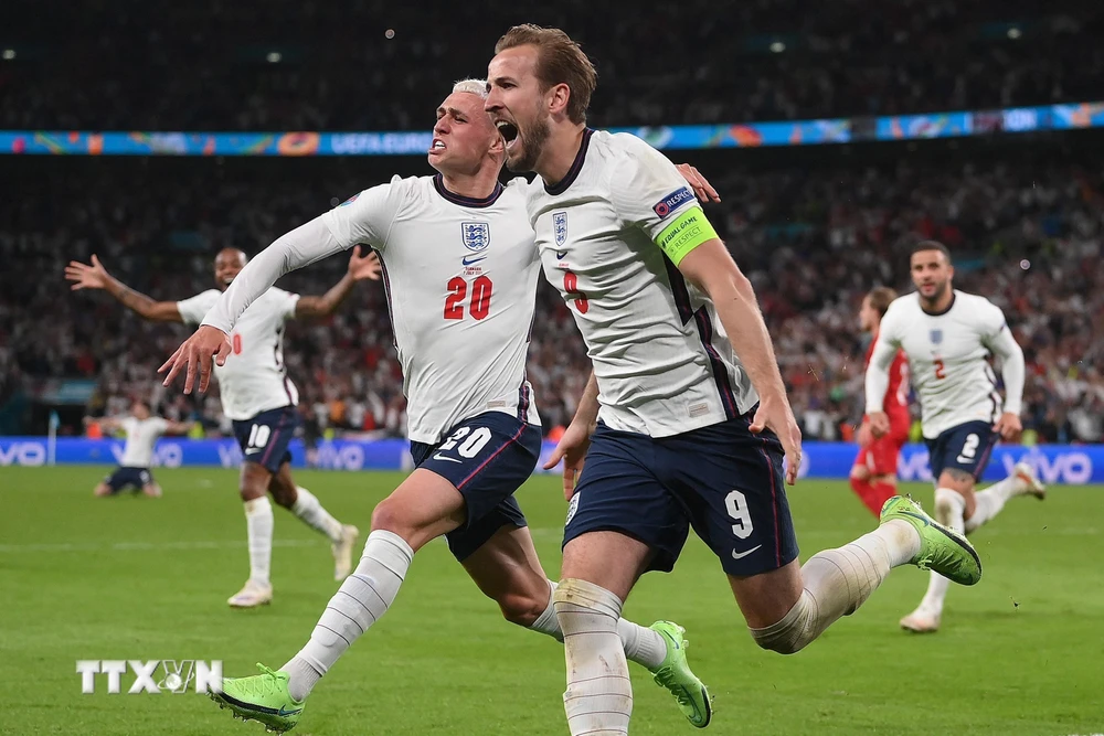 Tiền đạo Anh Harry Kane (phải) chia vui cùng đồng đội khi thắng tuyển Đan Mạch trong trận bán kết EURO 2020 ở Wembley (Anh) ngày 7/7/2021. (Ảnh: AFP/TTXVN)