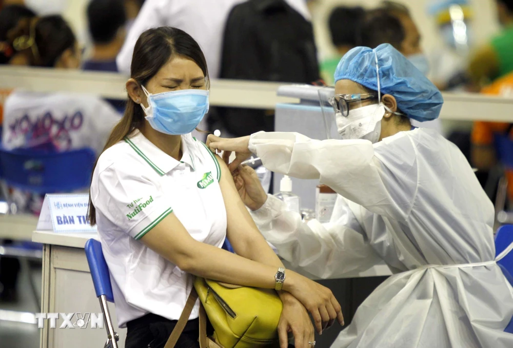 Người lao động Thành phố Hồ Chí Minh được tiêm vaccine phòng COVID-19. (Ảnh: Thanh Vũ/TTXVN)