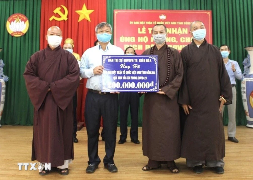 Ban trị sự Giáo hội Phật giáo Việt Nam thành phố Biên Hòa ủng hộ Quỹ vaccine phòng, chống dịch COVID-19. (Ảnh: TTXVN phát)