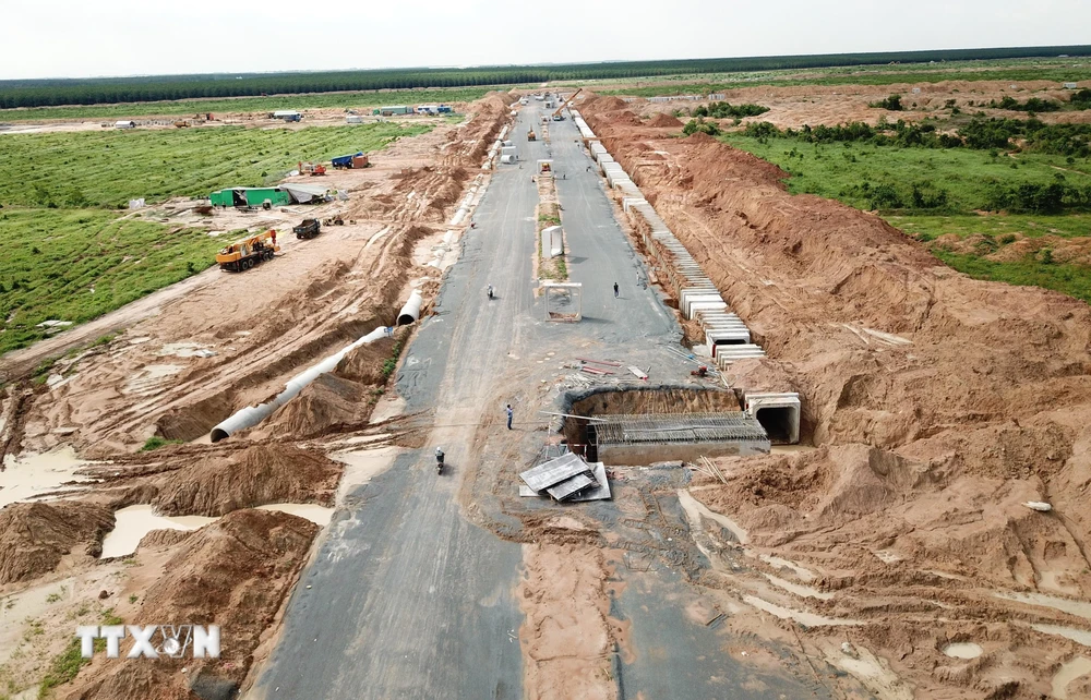 Tuyến đường chính trong Khu tái định cư Lộc An - Bình Sơn đang được hoàn thiện. (Ảnh: Công Phong/TTXVN)