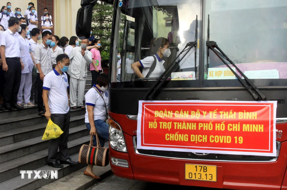 Đoàn cán bộ y tế, giảng viên và sinh viên tỉnh Thái Bình lên đường hỗ trợ Thành phố Hồ Chí Minh chống dịch. (Ảnh: Thế Duyệt/TTXVN)