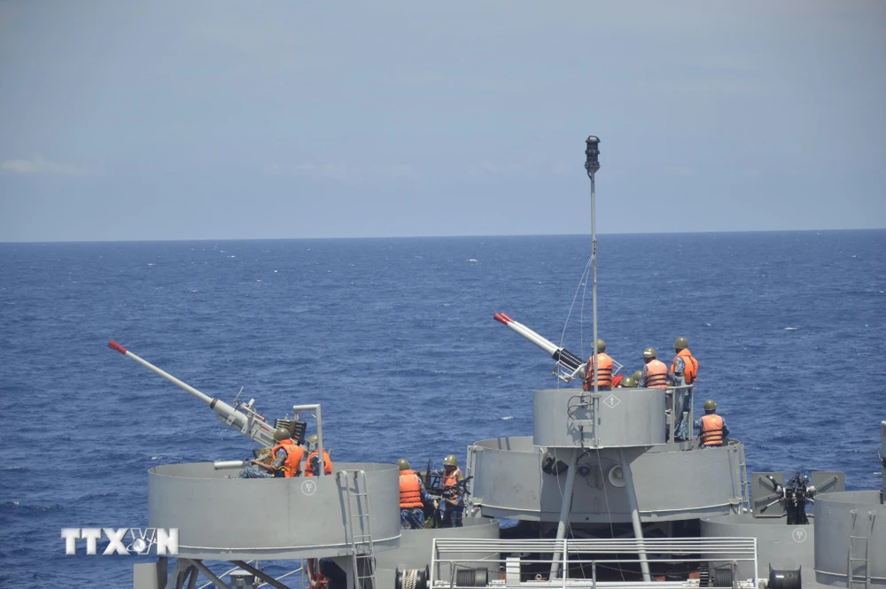 Các đơn vị của Bộ Tư lệnh Vùng 2 Hải quân huấn luyện trên biển. (Ảnh: TTXVN)