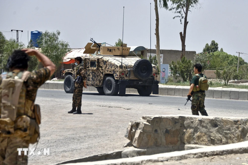 Lực lượng an ninh Afghanistan gác trên đường phố tại Kandahar trong thời gian diễn ra giao tranh với các tay súng Taliban, ngày 9/7/2021. (Ảnh: AFP/TTXVN)