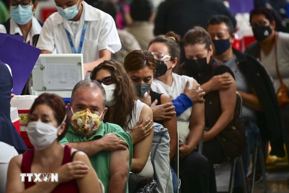 Người dân tại khu vực chờ sau khi tiêm vaccine phòng COVID-19 tại Mexico City, Mexico, ngày 6/7/2021. (Ảnh: AFP/TTXVN)